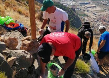 Redován limpia y señaliza el sendero de Los Coloraos en la sierra