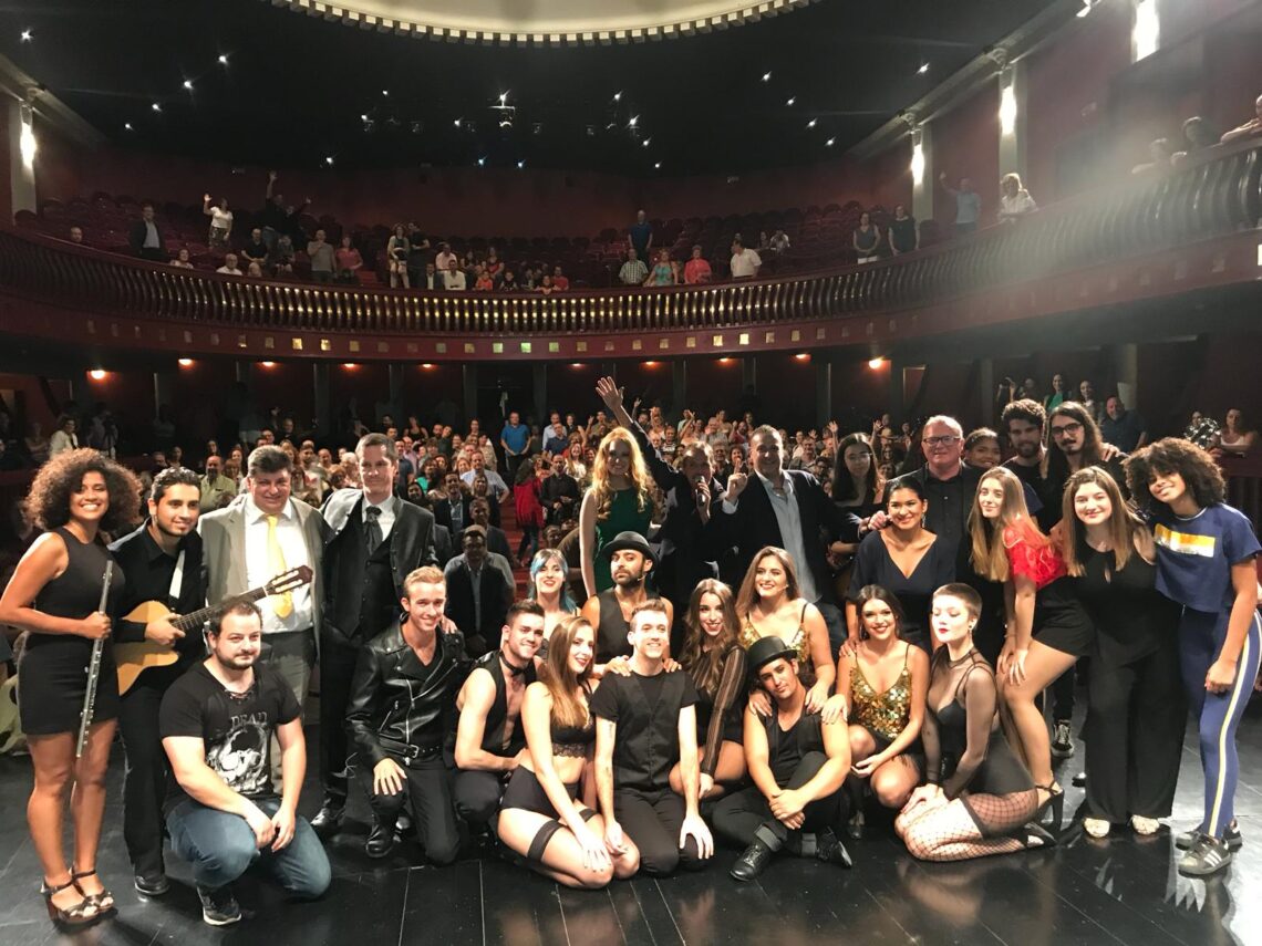 Al final del espectáculo los artistas se hicieron un selfie con el público, que prácticamente lleno el teatro Castelar