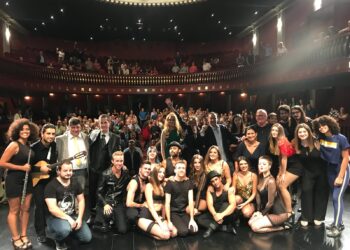 Al final del espectáculo los artistas se hicieron un selfie con el público, que prácticamente lleno el teatro Castelar