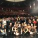 Al final del espectáculo los artistas se hicieron un selfie con el público, que prácticamente lleno el teatro Castelar