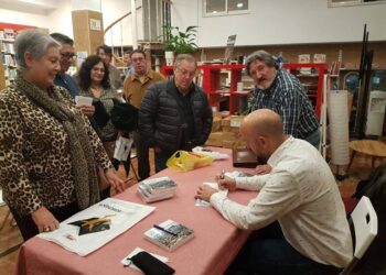 alfredo-campello-firmando-libros