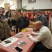 alfredo-campello-firmando-libros