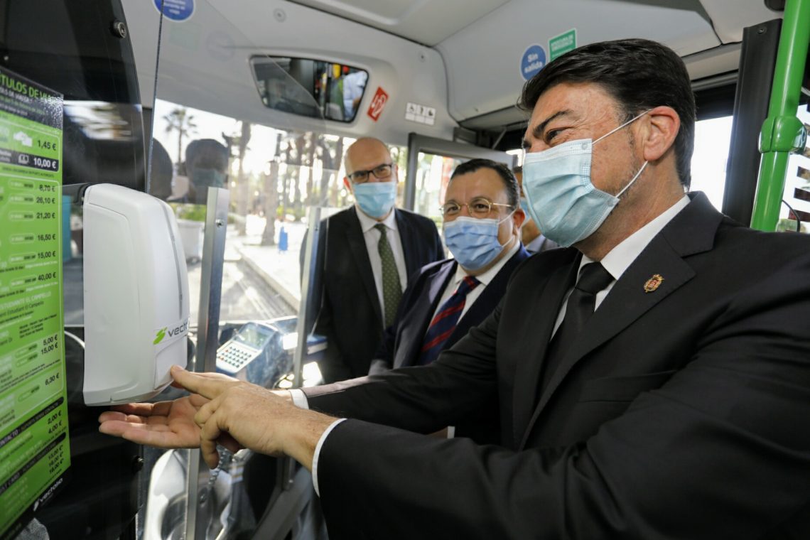 El alcalde anima a usar el transporte público de forma segura