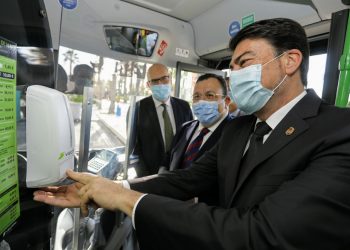 El alcalde anima a usar el transporte público de forma segura
