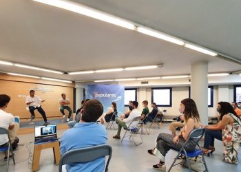 Carlos Mazón destaca el valor del diálogo en un encuentro con jóvenes de Nuevas Generaciones