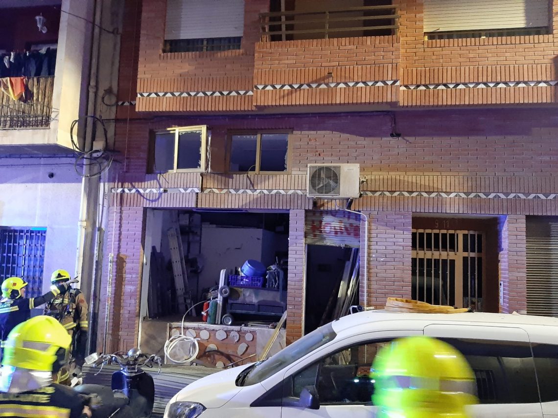 Los bomberos del SPEIS y la Policía Local intervienen en una fuerte explosión y en un incendio