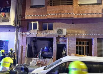 Los bomberos del SPEIS y la Policía Local intervienen en una fuerte explosión y en un incendio