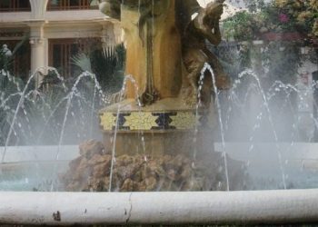 ¿Quién es la mujer que domina la fuente de la plaza Gabriel Miró?