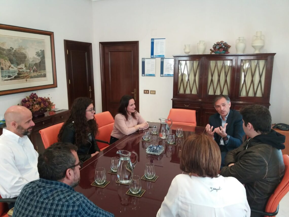 Hidraqua y Aguas de Alicante han iniciado su colaboración con el Proyecto Coach de la Fundación Exit, una iniciativa de voluntariado de empresa que tiene como objetivo mejorar la empleabilidad de jóvenes a través de técnicas como el coaching y el mentoring. Se trata de un proyecto con un alto impacto en jóvenes y voluntarios de empresa que se encargan de orientar y motivar a los jóvenes para que continúen sus estudios. Esta mañana, algunos de los alumnos y alumnas que participan en este programa en Alicante han visitado las instalaciones de Aguas de Alicante para conocer de primera mano la labor que lleva a cabo la compañía. Francisco Bartual, director general de Aguas de Alicante e Hidraqua, ha sido el encargado de recibir a los estudiantes que además han estado acompañados por algunos de los voluntarios y voluntarias de estas empresas que participan en el programa y por la directora de Desarrollo Sostenible y Equidad de Hidraqua y Aguas de Alicante, Amelia Navarro. Durante la bienvenida, Bartual ha destacado la importancia de la formación, tanto antes de incorporarse al mundo laboral, como a lo largo de la carrera profesional: “Desde las empresas tenemos que ser capaces de trasladar y hacer partícipes de nuestras políticas de responsabilidad social a toda la plantilla. Por ello, seguiremos promoviendo acciones de voluntariado corporativo que estén vinculadas a nuestra labor, a los valores que tenemos como organización y a nuestro compromiso con la sociedad en la que operamos”. A través de esta iniciativa social, Hidraqua y Aguas de Alicante suman esfuerzos con centros educativos y entidades sociales para reducir el alto porcentaje de abandono. El Proyecto Coach es una iniciativa de voluntariado corporativo dirigida a empresas socialmente responsables que busca mejorar la integración laboral de jóvenes en situación de vulnerabilidad trabajando su orientación y motivación para que estos jóvenes continúen su formación y mejoren sus posibilidades de empleabilidad. Tras su paso por el proyecto, el 82% los jóvenes aprueban el curso, el 75% continúa formándose al terminar el curso y un 88% mejora su autoestima. La Fundación Exit forma a las personas voluntarias en técnicas de coaching y mentoring para acompañar durante el proceso a los jóvenes en un recorrido dentro de la empresa. Los voluntarios corporativos adquieren unas técnicas que podrán aplicar en su día a día mientras ayudan a formar a los participantes. Los jóvenes, a partir de un primer contacto con el mundo laboral, encuentran su vocación y entienden la importancia de la formación para poder acceder al mercado laboral. Los participantes tienen de 16 a 19 años y son derivados por diferentes entidades sociales y educativas e institutos, procedentes de una experiencia de abandono escolar. En paralelo, colaboran empresas socialmente responsables que quieren involucrar al personal de la empresa en una acción solidaria.