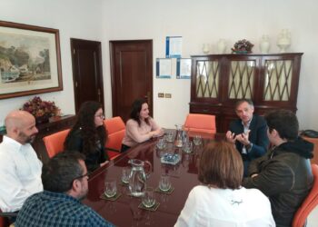 Hidraqua y Aguas de Alicante han iniciado su colaboración con el Proyecto Coach de la Fundación Exit, una iniciativa de voluntariado de empresa que tiene como objetivo mejorar la empleabilidad de jóvenes a través de técnicas como el coaching y el mentoring. Se trata de un proyecto con un alto impacto en jóvenes y voluntarios de empresa que se encargan de orientar y motivar a los jóvenes para que continúen sus estudios. Esta mañana, algunos de los alumnos y alumnas que participan en este programa en Alicante han visitado las instalaciones de Aguas de Alicante para conocer de primera mano la labor que lleva a cabo la compañía. Francisco Bartual, director general de Aguas de Alicante e Hidraqua, ha sido el encargado de recibir a los estudiantes que además han estado acompañados por algunos de los voluntarios y voluntarias de estas empresas que participan en el programa y por la directora de Desarrollo Sostenible y Equidad de Hidraqua y Aguas de Alicante, Amelia Navarro. Durante la bienvenida, Bartual ha destacado la importancia de la formación, tanto antes de incorporarse al mundo laboral, como a lo largo de la carrera profesional: “Desde las empresas tenemos que ser capaces de trasladar y hacer partícipes de nuestras políticas de responsabilidad social a toda la plantilla. Por ello, seguiremos promoviendo acciones de voluntariado corporativo que estén vinculadas a nuestra labor, a los valores que tenemos como organización y a nuestro compromiso con la sociedad en la que operamos”. A través de esta iniciativa social, Hidraqua y Aguas de Alicante suman esfuerzos con centros educativos y entidades sociales para reducir el alto porcentaje de abandono. El Proyecto Coach es una iniciativa de voluntariado corporativo dirigida a empresas socialmente responsables que busca mejorar la integración laboral de jóvenes en situación de vulnerabilidad trabajando su orientación y motivación para que estos jóvenes continúen su formación y mejoren sus posibilidades de empleabilidad. Tras su paso por el proyecto, el 82% los jóvenes aprueban el curso, el 75% continúa formándose al terminar el curso y un 88% mejora su autoestima. La Fundación Exit forma a las personas voluntarias en técnicas de coaching y mentoring para acompañar durante el proceso a los jóvenes en un recorrido dentro de la empresa. Los voluntarios corporativos adquieren unas técnicas que podrán aplicar en su día a día mientras ayudan a formar a los participantes. Los jóvenes, a partir de un primer contacto con el mundo laboral, encuentran su vocación y entienden la importancia de la formación para poder acceder al mercado laboral. Los participantes tienen de 16 a 19 años y son derivados por diferentes entidades sociales y educativas e institutos, procedentes de una experiencia de abandono escolar. En paralelo, colaboran empresas socialmente responsables que quieren involucrar al personal de la empresa en una acción solidaria.