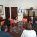 Hidraqua y Aguas de Alicante han iniciado su colaboración con el Proyecto Coach de la Fundación Exit, una iniciativa de voluntariado de empresa que tiene como objetivo mejorar la empleabilidad de jóvenes a través de técnicas como el coaching y el mentoring. Se trata de un proyecto con un alto impacto en jóvenes y voluntarios de empresa que se encargan de orientar y motivar a los jóvenes para que continúen sus estudios. Esta mañana, algunos de los alumnos y alumnas que participan en este programa en Alicante han visitado las instalaciones de Aguas de Alicante para conocer de primera mano la labor que lleva a cabo la compañía. Francisco Bartual, director general de Aguas de Alicante e Hidraqua, ha sido el encargado de recibir a los estudiantes que además han estado acompañados por algunos de los voluntarios y voluntarias de estas empresas que participan en el programa y por la directora de Desarrollo Sostenible y Equidad de Hidraqua y Aguas de Alicante, Amelia Navarro. Durante la bienvenida, Bartual ha destacado la importancia de la formación, tanto antes de incorporarse al mundo laboral, como a lo largo de la carrera profesional: “Desde las empresas tenemos que ser capaces de trasladar y hacer partícipes de nuestras políticas de responsabilidad social a toda la plantilla. Por ello, seguiremos promoviendo acciones de voluntariado corporativo que estén vinculadas a nuestra labor, a los valores que tenemos como organización y a nuestro compromiso con la sociedad en la que operamos”. A través de esta iniciativa social, Hidraqua y Aguas de Alicante suman esfuerzos con centros educativos y entidades sociales para reducir el alto porcentaje de abandono. El Proyecto Coach es una iniciativa de voluntariado corporativo dirigida a empresas socialmente responsables que busca mejorar la integración laboral de jóvenes en situación de vulnerabilidad trabajando su orientación y motivación para que estos jóvenes continúen su formación y mejoren sus posibilidades de empleabilidad. Tras su paso por el proyecto, el 82% los jóvenes aprueban el curso, el 75% continúa formándose al terminar el curso y un 88% mejora su autoestima. La Fundación Exit forma a las personas voluntarias en técnicas de coaching y mentoring para acompañar durante el proceso a los jóvenes en un recorrido dentro de la empresa. Los voluntarios corporativos adquieren unas técnicas que podrán aplicar en su día a día mientras ayudan a formar a los participantes. Los jóvenes, a partir de un primer contacto con el mundo laboral, encuentran su vocación y entienden la importancia de la formación para poder acceder al mercado laboral. Los participantes tienen de 16 a 19 años y son derivados por diferentes entidades sociales y educativas e institutos, procedentes de una experiencia de abandono escolar. En paralelo, colaboran empresas socialmente responsables que quieren involucrar al personal de la empresa en una acción solidaria.