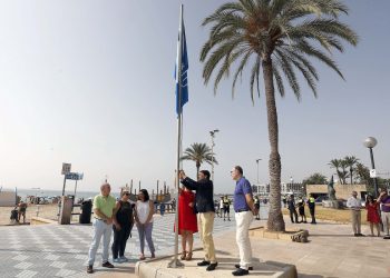 alicante-izado-bandera-azul-calidad-playas-julio-2019-2