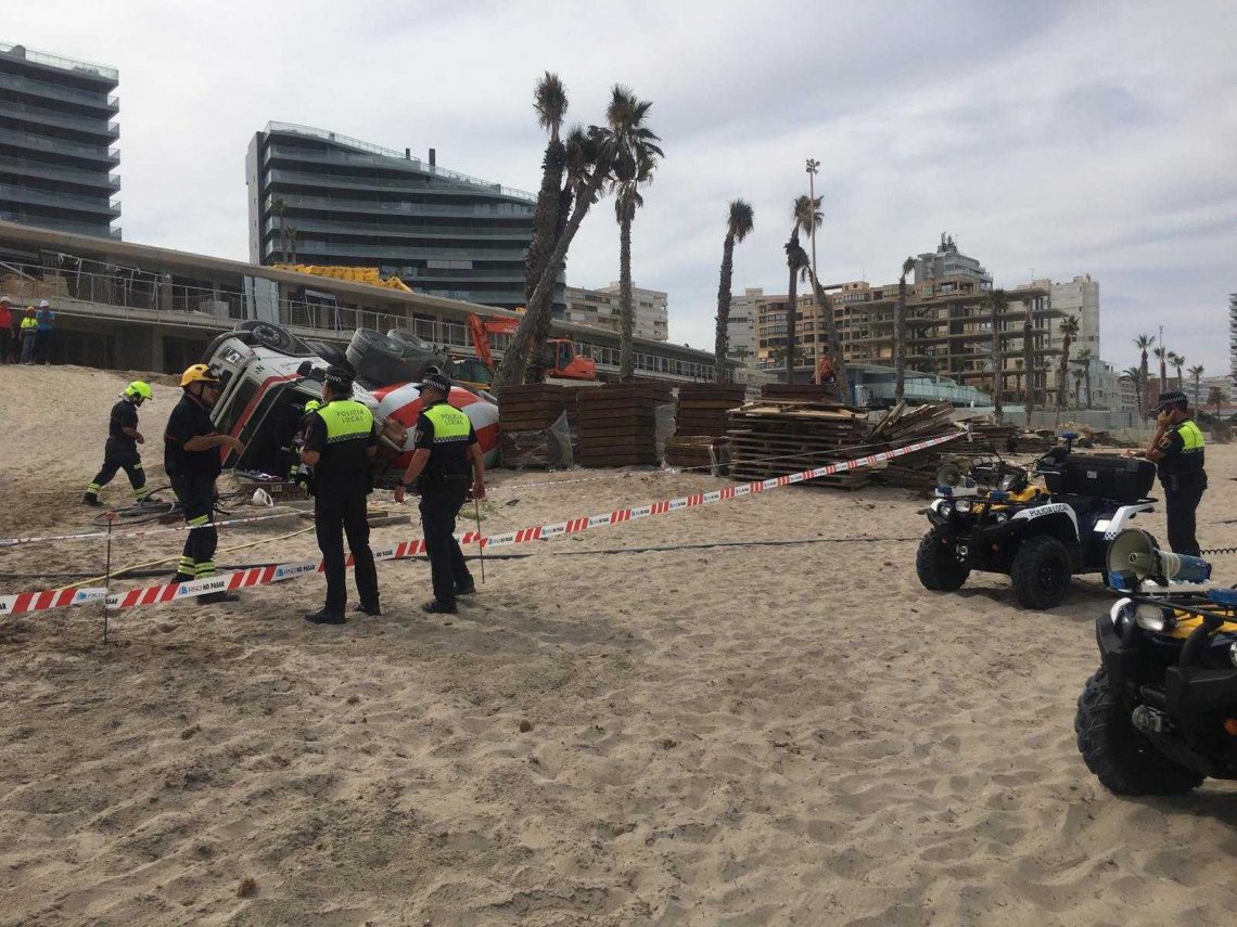 Policía Local y bomberos intervienen en un accidente con vuelco de un camión hormigonera