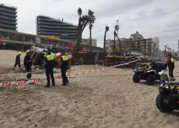 Policía Local y bomberos intervienen en un accidente con vuelco de un camión hormigonera