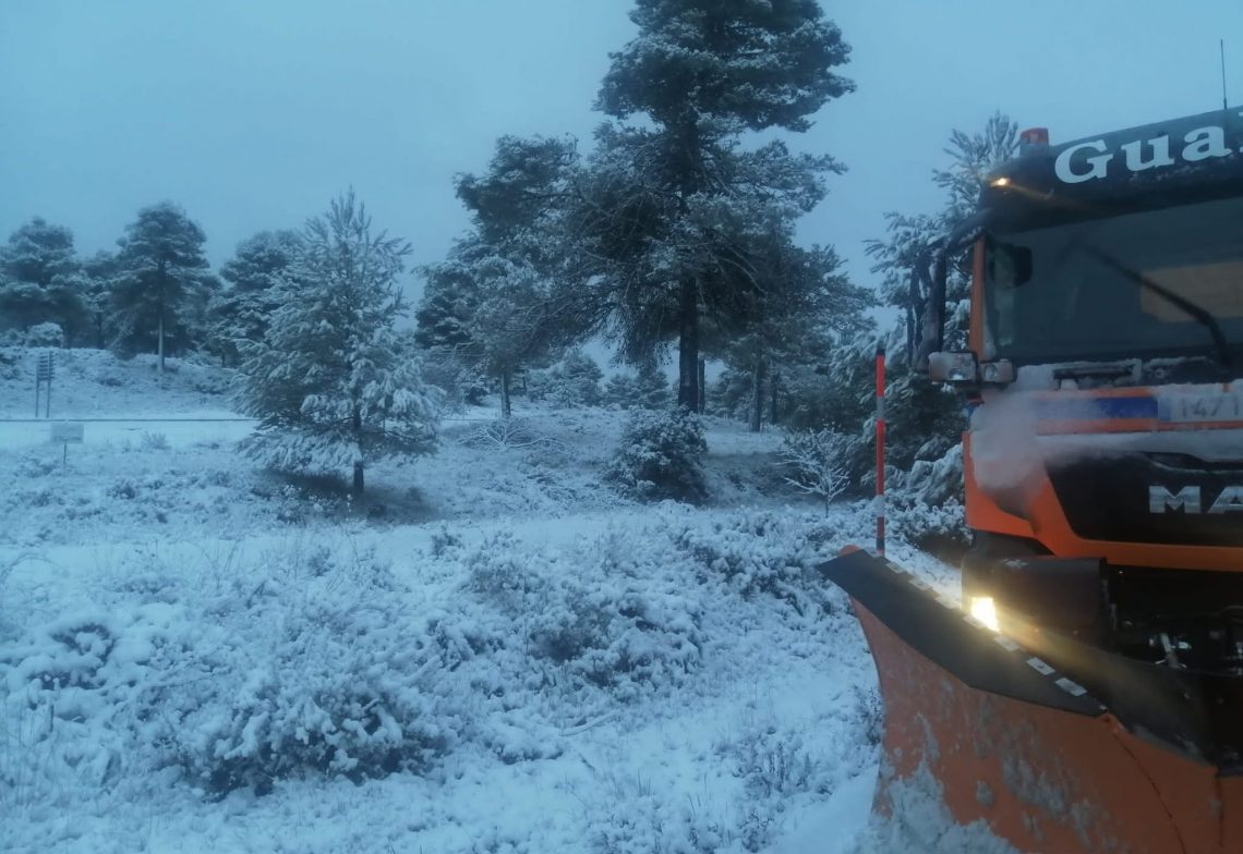 La Diputación activa un operativo especial con máquinas quitanieves y retroexcavadoras ante el temporal