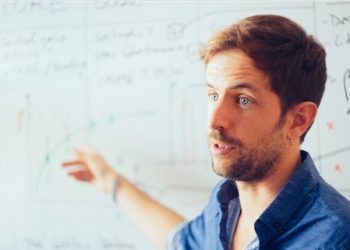 La Covid-19 deja los estadios de fútbol sin público y reduce la ventaja del equipo local