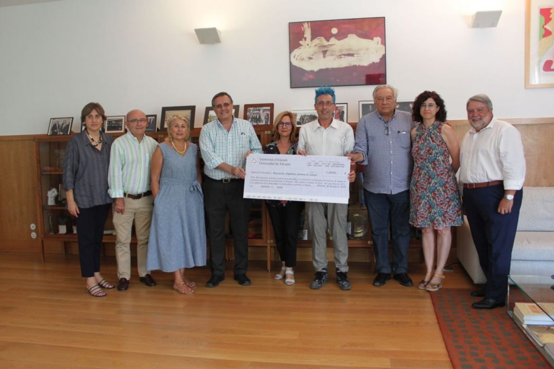 alicante-ua-entrega-cheque-asociacion-contra-el-cancer-julio-2019-2