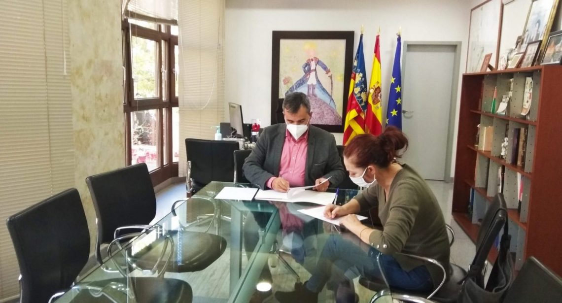 Aspe firma por primera vez la colaboración de 3.000 euros con la Asociación Iguales