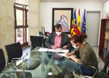 Aspe firma por primera vez la colaboración de 3.000 euros con la Asociación Iguales
