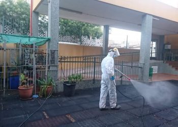 Aspe incrementa las tareas de limpieza y desinfección en los colegios y sus accesos