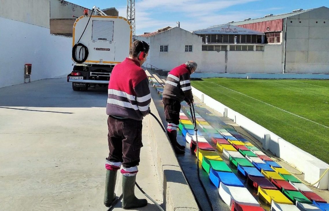 aspe-limpieza-gradas-campo-de-futbol-de-las-fuentes-marzo-2020