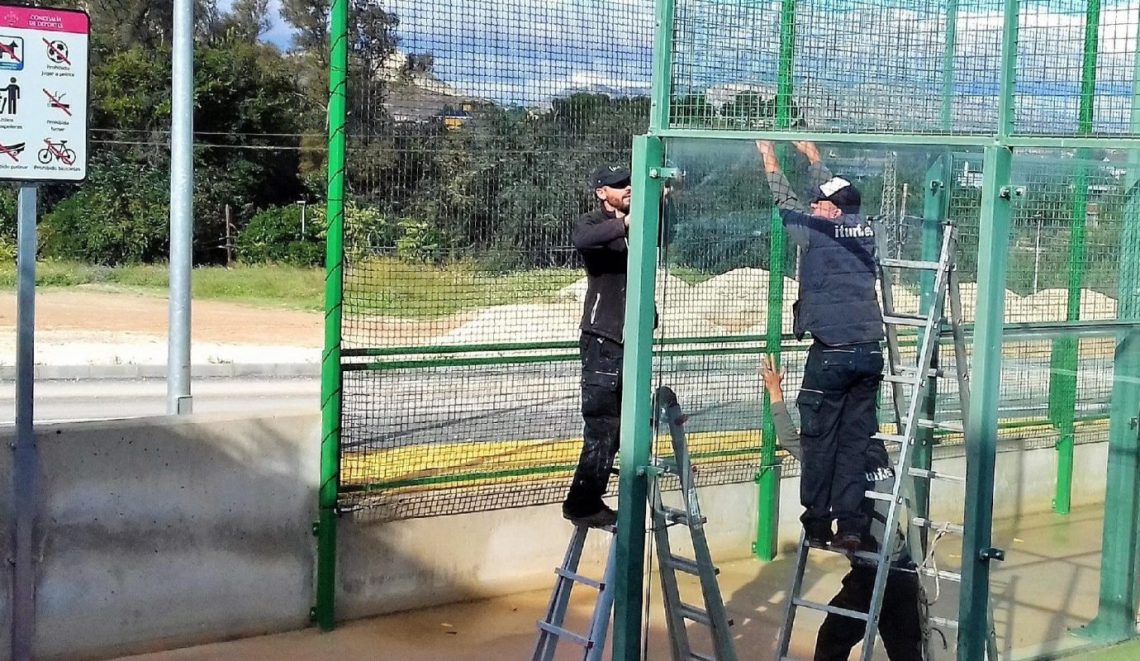 Deportes mejora las pistas de pádel municipales en Aspe