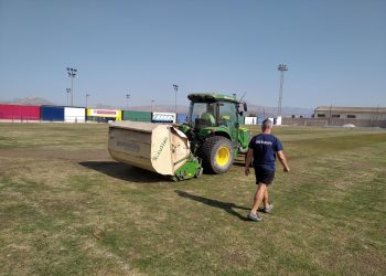 La Concejalía de Deportes de Aspe resiembra el campo de fútbol de Las Fuentes