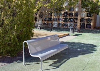 16 Nuevos bancos de descanso para los cementerios de Benidorm