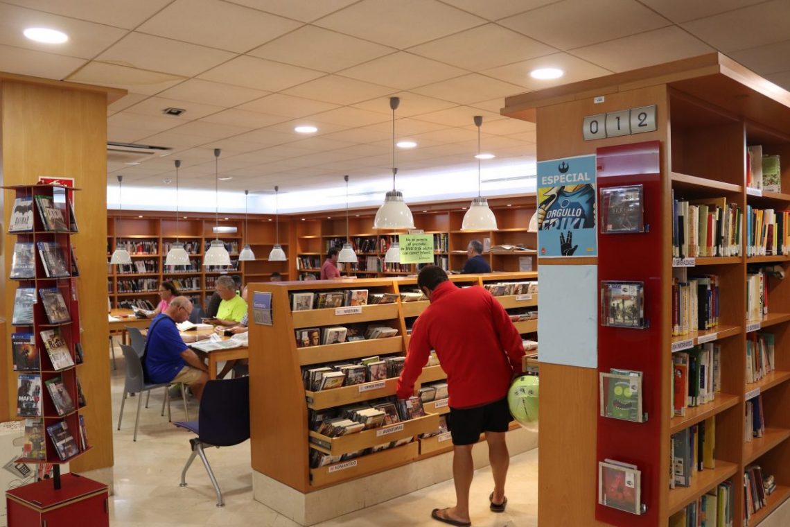 Benidorm lleva todo su fondo bibliográfico a los hogares de los más mayores a través de ‘BiblioRAC’