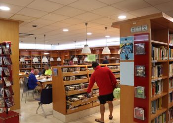 Benidorm lleva todo su fondo bibliográfico a los hogares de los más mayores a través de ‘BiblioRAC’