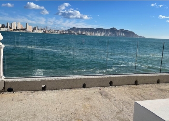 Benidorm instala láminas de cristal en la balaustrada del Paseo de Tamarindos