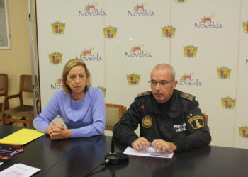 bienvenida-algarra-concejala-igualdad-y-rafael-sarrio-intendente-policia-municipal-ayuntamiento-novelda