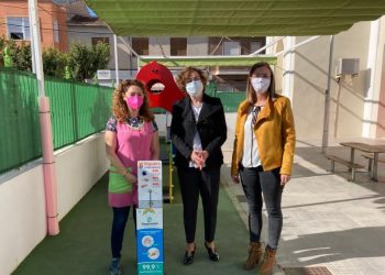 El Ayuntamiento de Bigastro reparte dispensadores de gel higienizante en todos sus centros escolares
