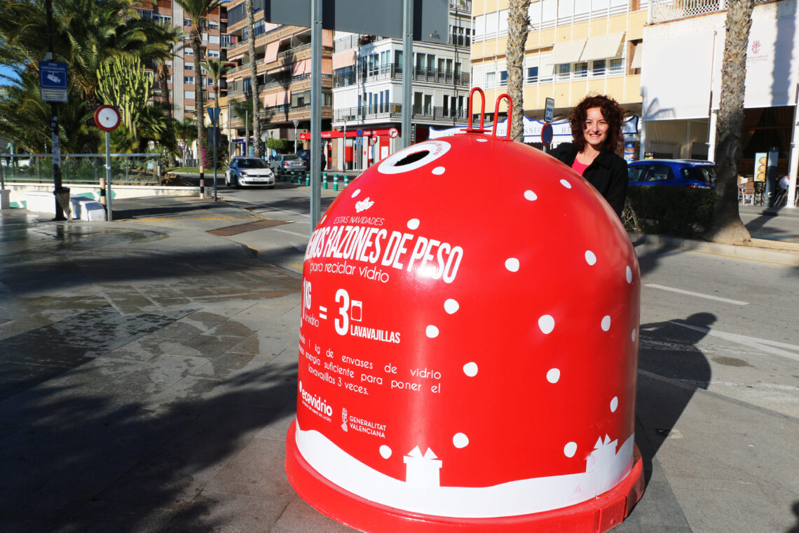 concejala-turismo-y-medio-ambiente-torrevieja-fanny-serrano-contenedor-ecovidrio-diciembre-2018