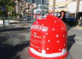 concejala-turismo-y-medio-ambiente-torrevieja-fanny-serrano-contenedor-ecovidrio-diciembre-2018