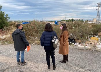 Limpieza de choque en el aparcamiento de la Rambla, “El Boch” y “El Pinar”