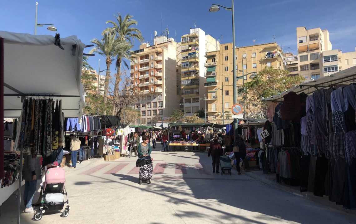 El mercadillo de los viernes se unifica en La Rambla con reducción de los puestos de venta