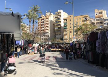 El mercadillo de los viernes se unifica en La Rambla con reducción de los puestos de venta