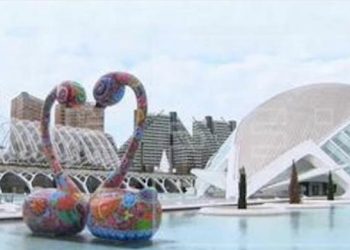 La galaxia onírica de Hung Yi luce en la Ciutat de les Arts i les Ciències