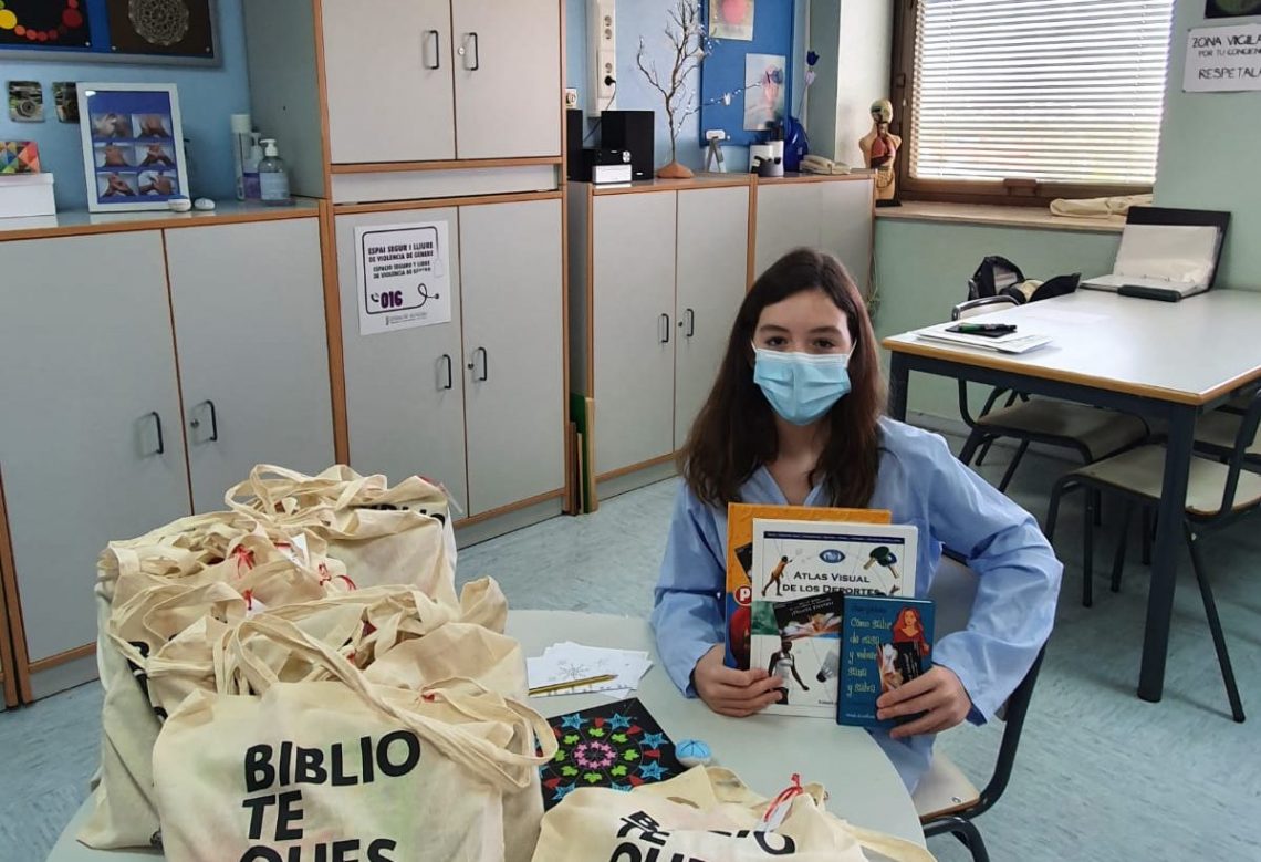 La Biblioteca Municipal dona libros para los niños y niñas ingresados en el Hospital de Elche