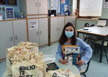 La Biblioteca Municipal dona libros para los niños y niñas ingresados en el Hospital de Elche