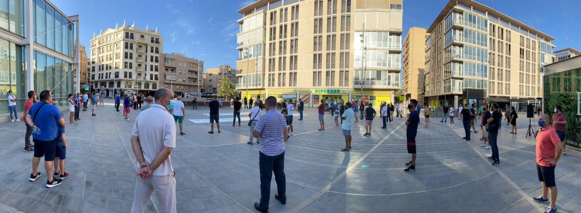 El sector hostelero de Elche se concentra para manifestar su malestar con las medidas tomadas por el Gobierno