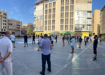 El sector hostelero de Elche se concentra para manifestar su malestar con las medidas tomadas por el Gobierno