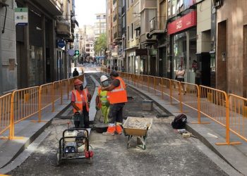 Cerca de 600.000 piezas de mármol, crema marfil y rojo alicante conformarán el suelo de la Plaça de Baix