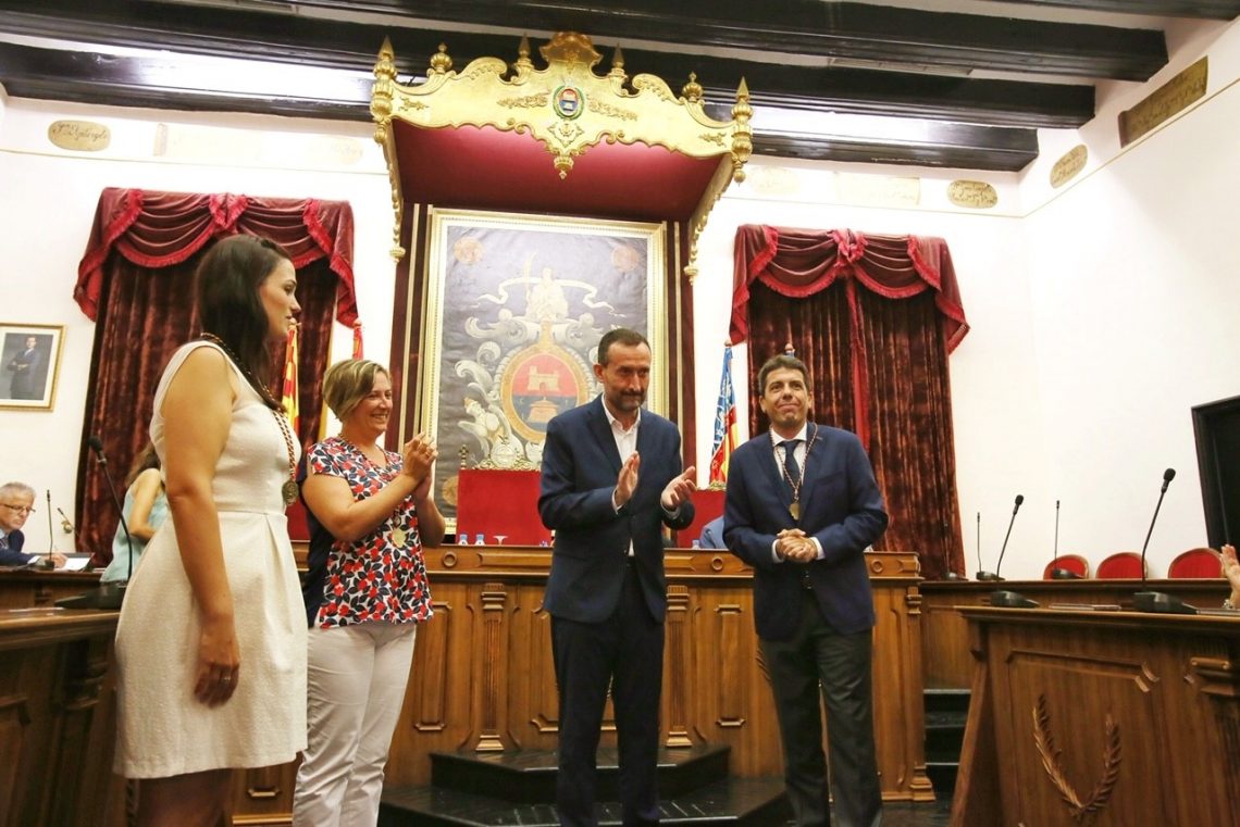 elche-patronato-del-misteri-medalla-como-miembro-a-carlos-manzon-agosto-2019-2