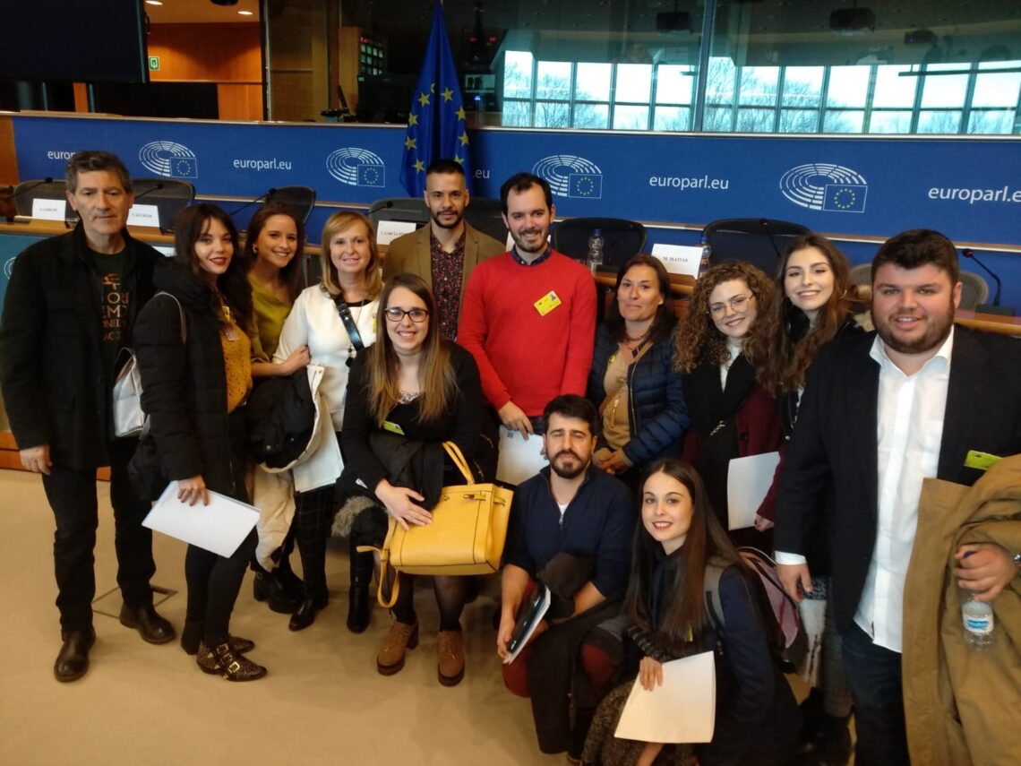 elche-radio-umh-cubriendo-en-bruselas-marzo-2019