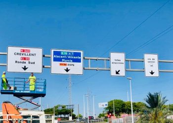 El Ayuntamiento invierte 30.000 euros en la mayor operación de renovación de señalización vertical informativa