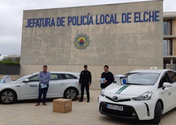elche-reparto-mascarillas-taxi-abril-2020