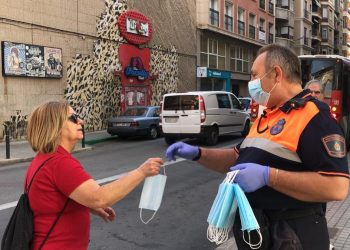 elche-reparto-mascarillas-trasporte-publico-mayo-2020-3