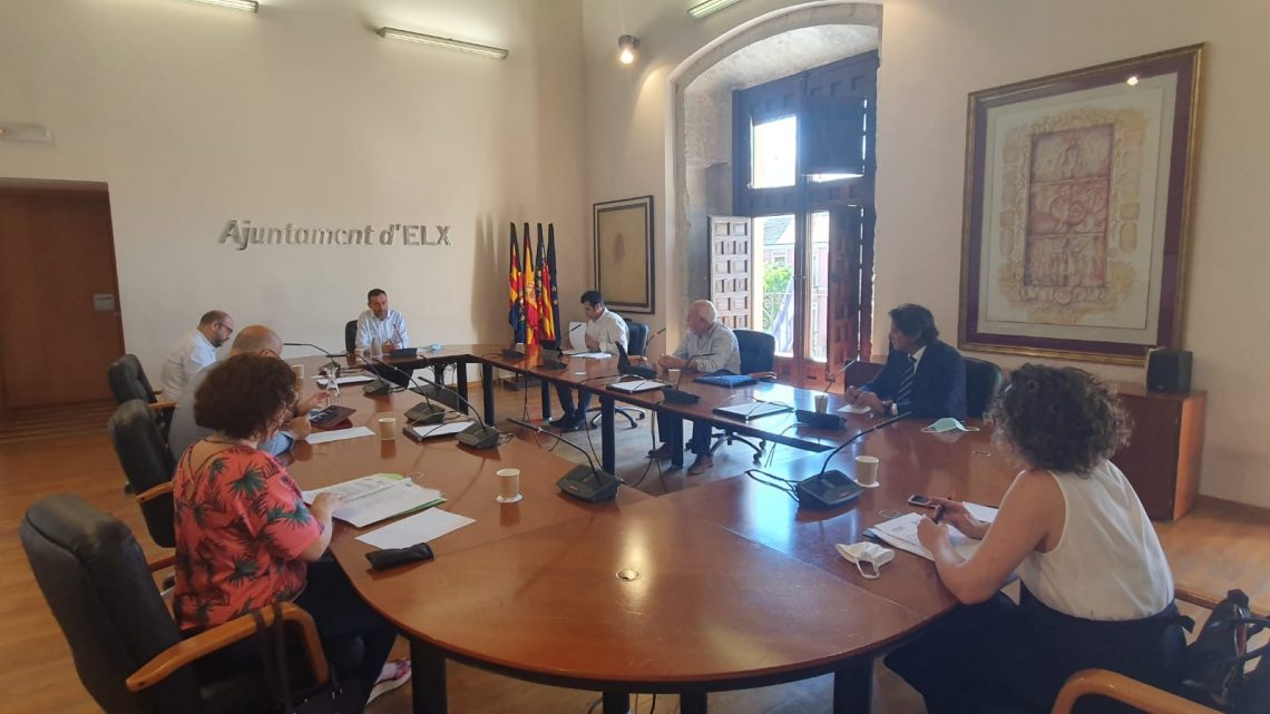 El Ayuntamiento y los agentes sociales consensuan la creación de cuatro mesas de trabajo para la recuperación económica